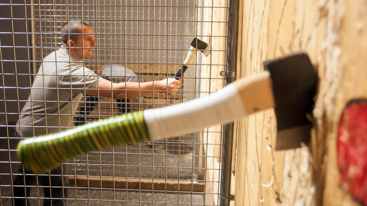 Para descargar la ira: unas hachas en BCN Axe Throwing.