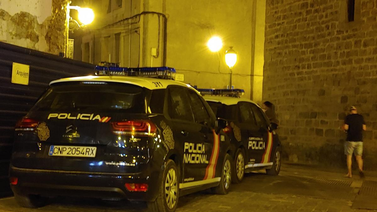 Vehículos policiales en las calles de Jaca.