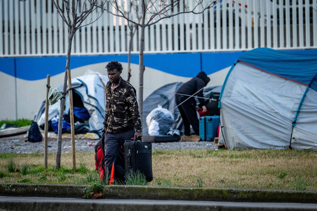 Barcelona desaloja el campamento de la Zona Franca Barcelona desaloja el campamento de la Zona Franca