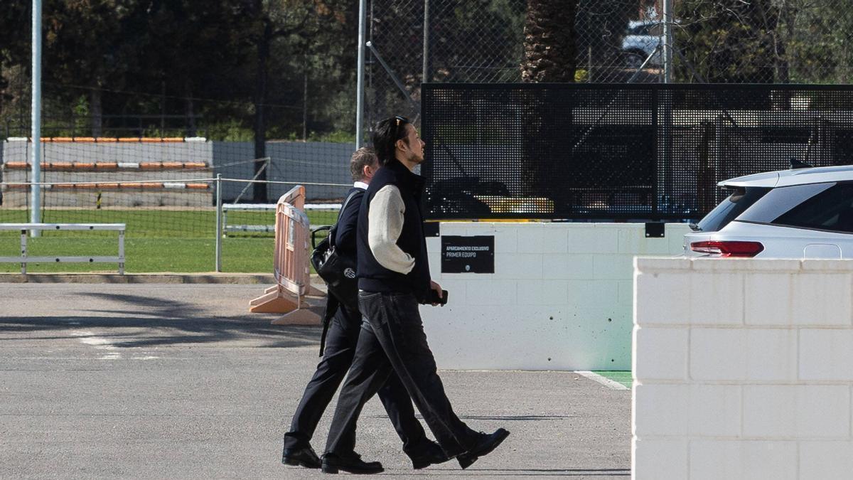 Kiat Lim abandona la Ciudad Deportiva de Paterna tras la reunión con Gourlay y Corberán