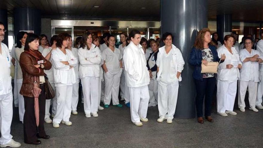 Sanitarios del hospital Montecelo concentrados ante la puerta principal del centro. // Rafa Vázquez