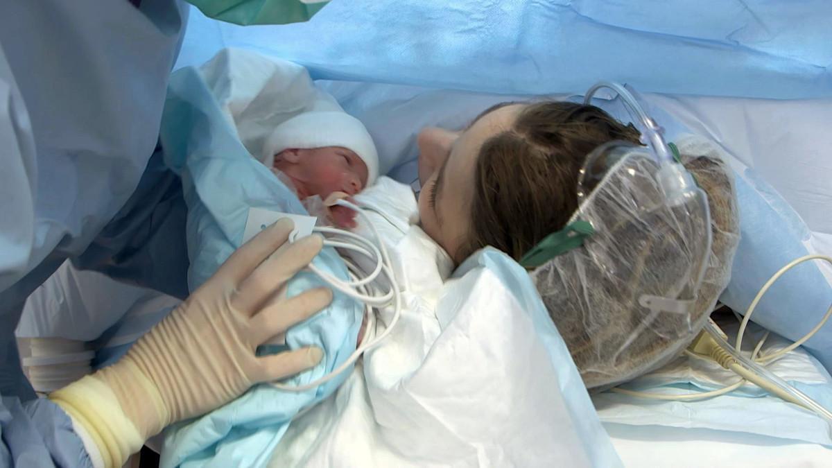 Un bebé y su madre, en el hospital.