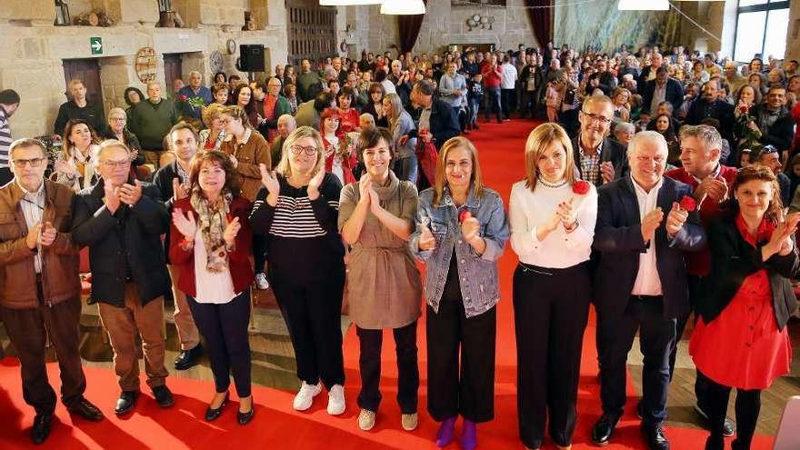 Digna Rivas (3ªizq), junto a Carmela Silva, ayer, con los miembros de la candidatura del PSOE. // Marta G. Brea