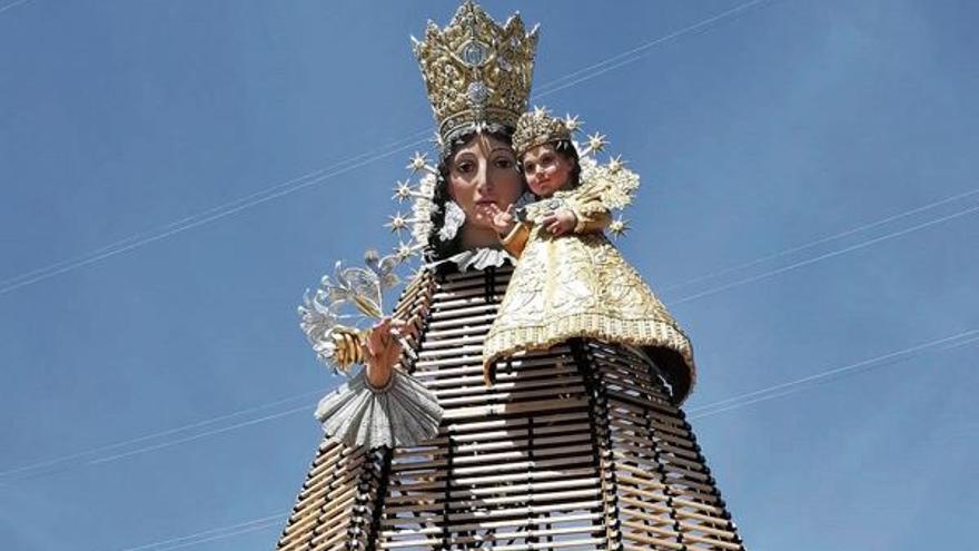 La plaza de la Virgen preparada para otra Ofrenda de récord