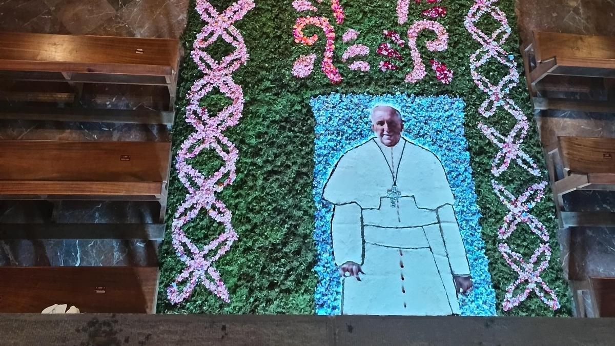 La alfombra con la imagen del Papa Francisco.