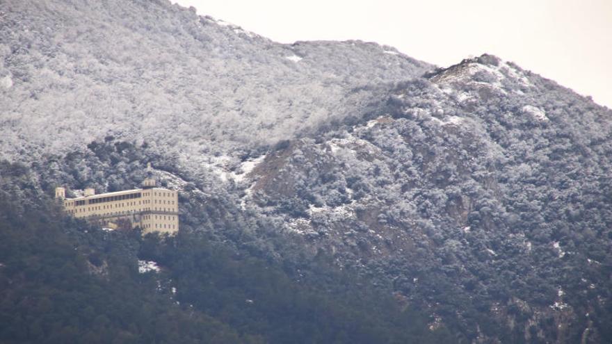 Entorno del santuario de la Font Roja nevado, esta semana.