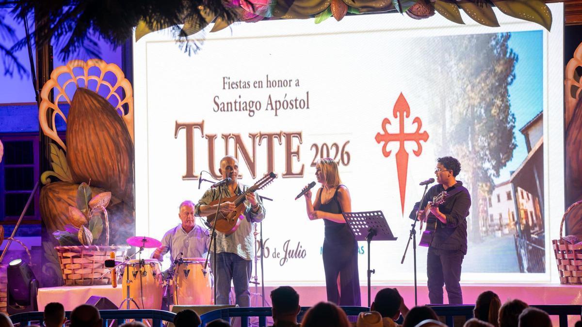 Actuación musical de Yeray Rodríguez, acompañado por Fernando García y las cantadoras Luz Valerón y Tania Gil.