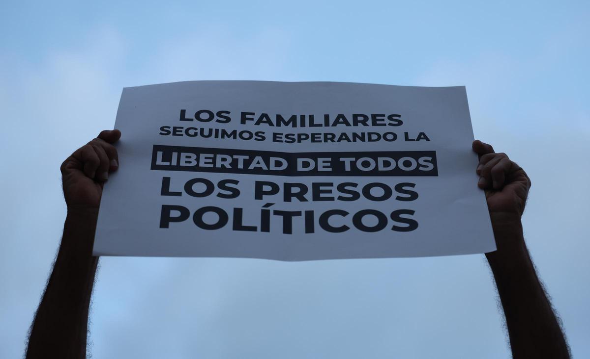 Una pancarta exigiendo la liberación de los presos políticos en Venezuela.