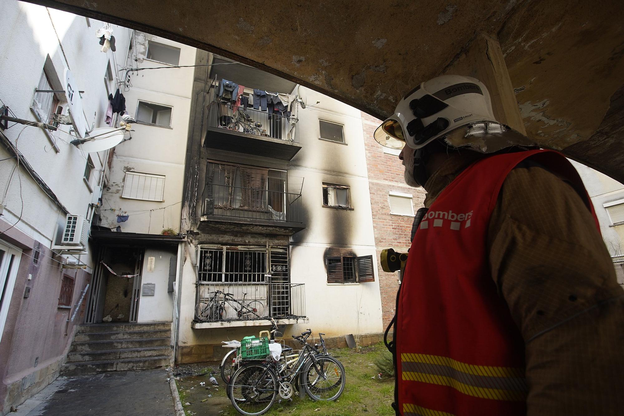 L'incendi en un bloc de pisos de Salt, en imatges