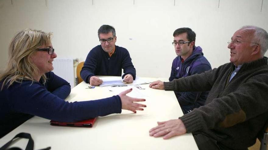 Miembros de la plataforma de apoyo al recinto ferial se reunieron en la Casa de Cultura.  // Bernabé/Luismy