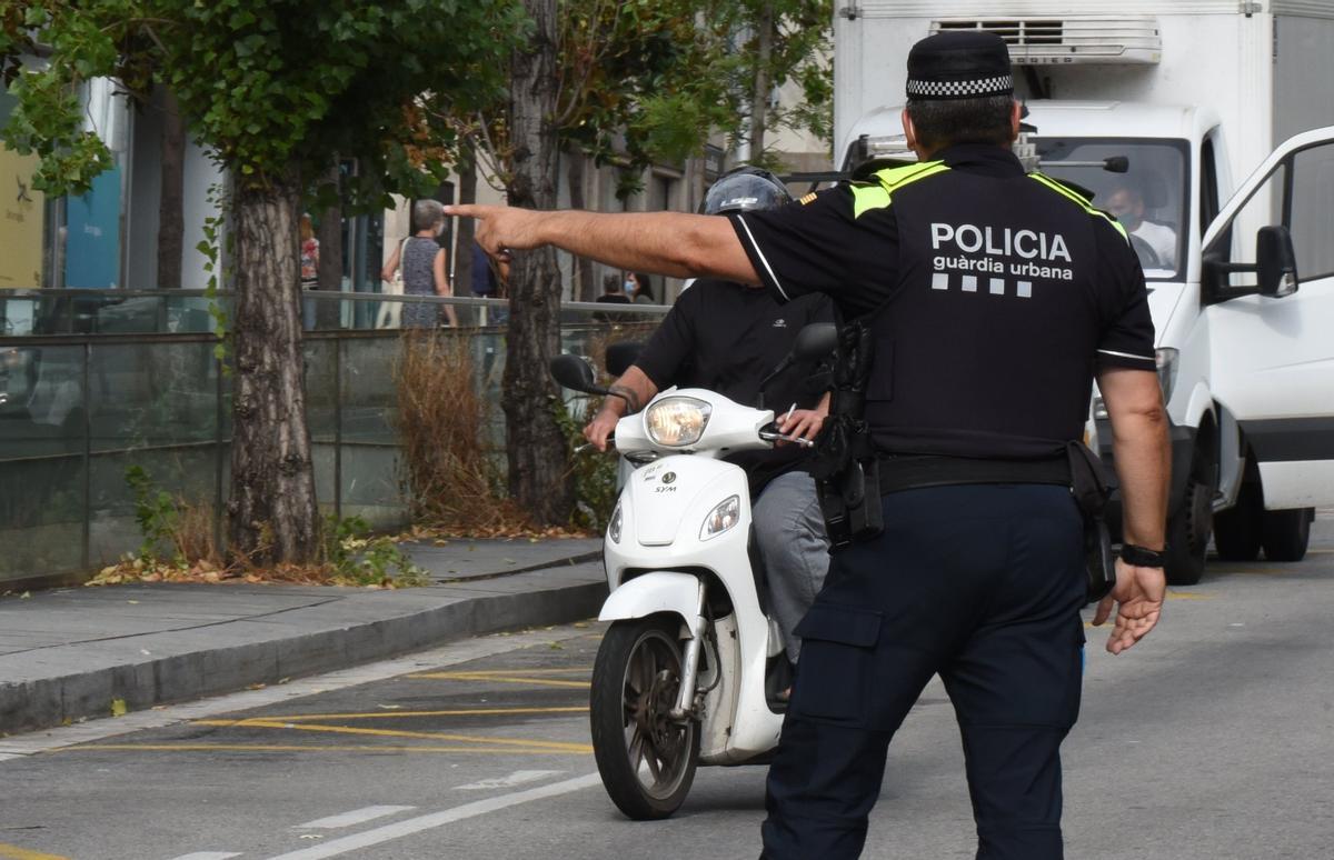 Un agente de la Guardia Urbana controla el tráfico en Barcelona