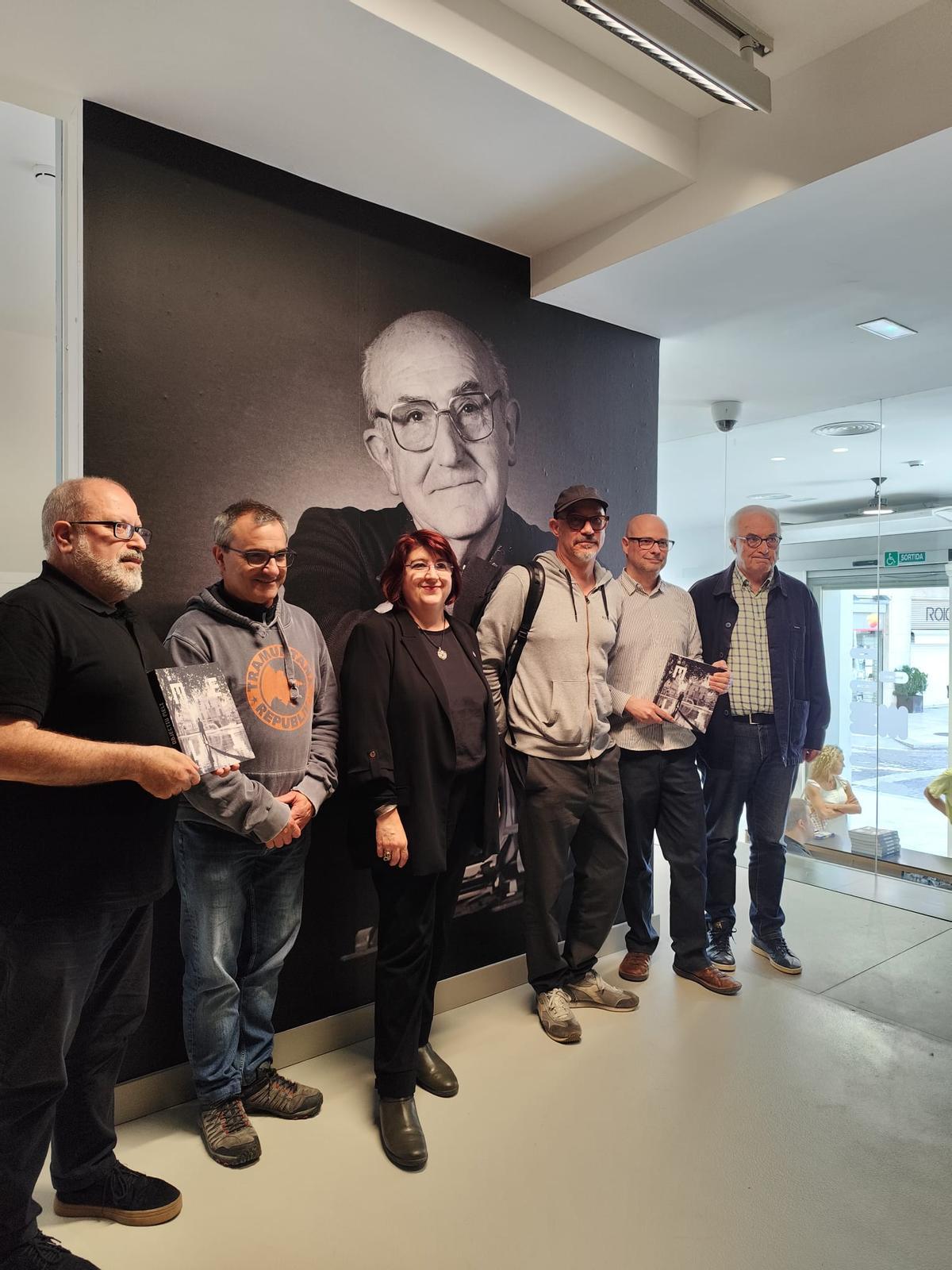 D'esquerra a dreta, Santi Coll, Jordi Casals, Mariona Seguranyes, Manel Gràvalos, Eduard Bech i Francesc Guillamet, amb un retrat de Melitó Casals, 'Meli', al fons.