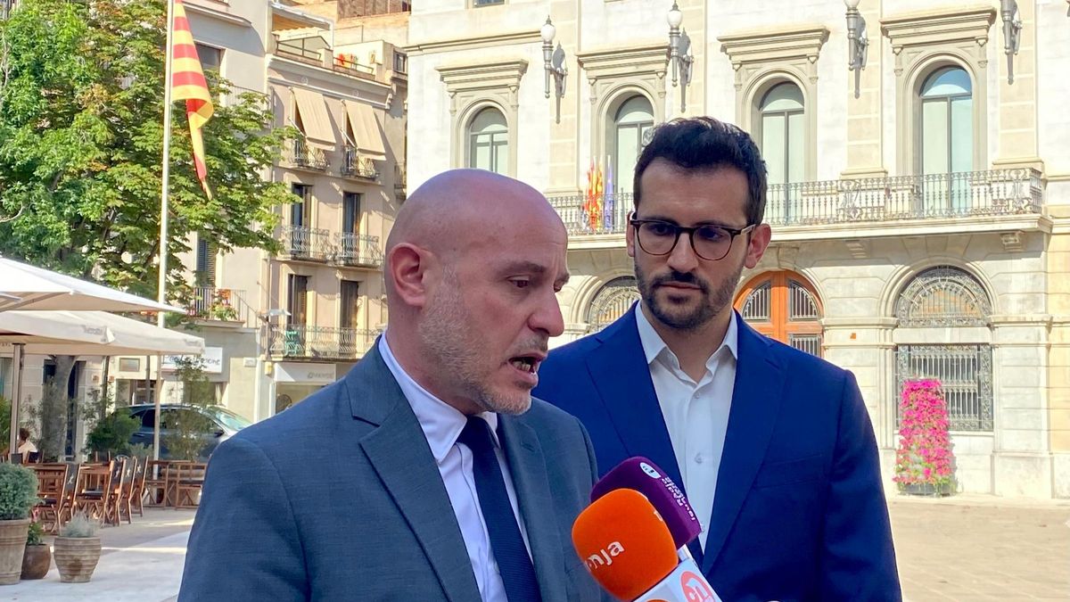 El delegat del Govern espanyol, Carlos Prieto, amb Jordi Cuadras, cap de l’oposició a Igualada, durant l’atenció als mitjans
