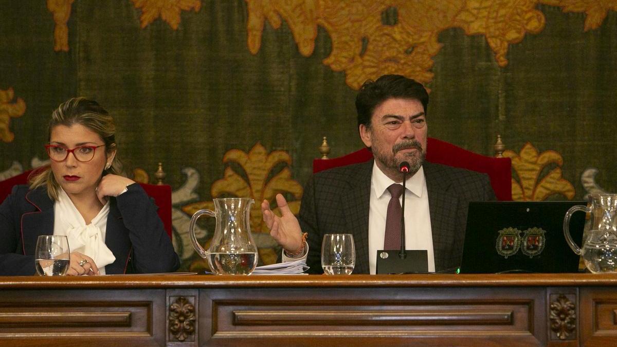 La vicealcaldesa Sánchez y el alcalde Barcala, durante un pleno