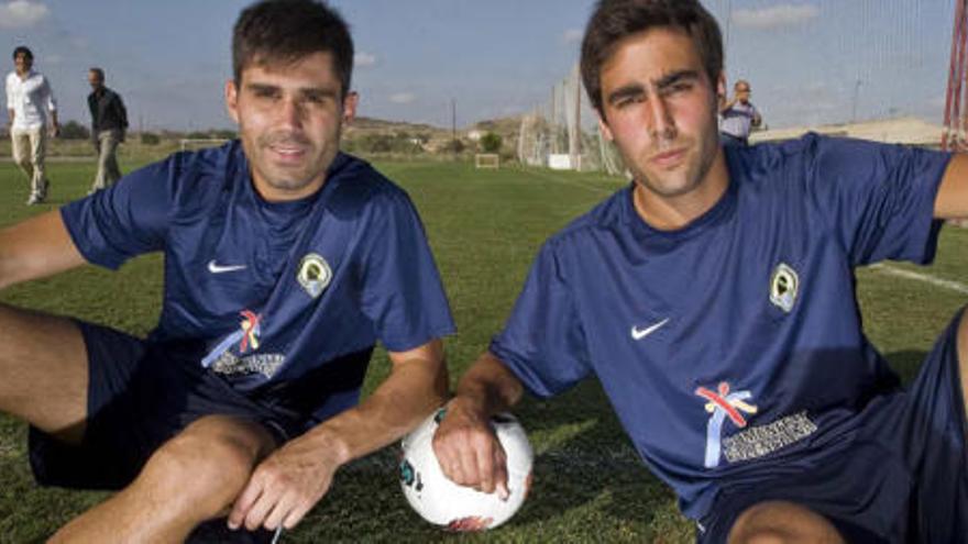 David Aganzo, a la izquierda, y Alberto Escassi posan minutos antes de empezar ayer el entrenamiento del Hércules, el primero para ambos jugadores en Fontcalent.