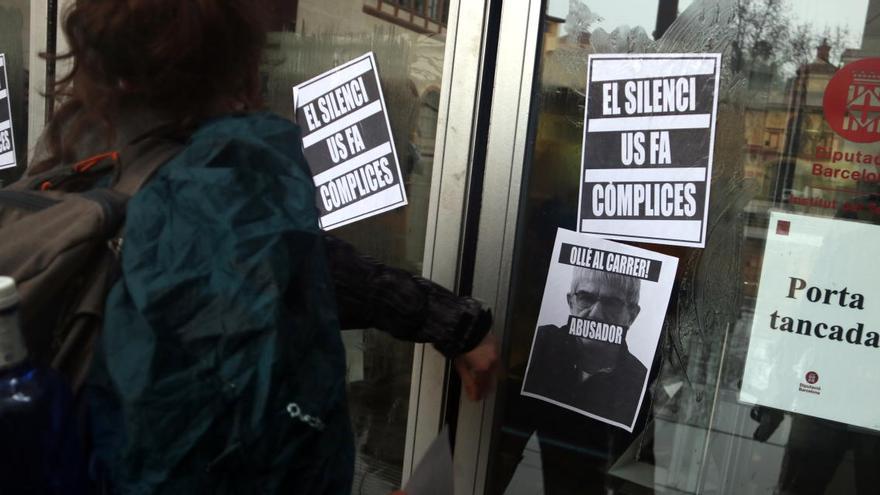 Alumnes de l&#039;Institut del Teatre enganxen cartells a la porta del centre per denunciar els presumptes casos d&#039;abús de poder i assetjament