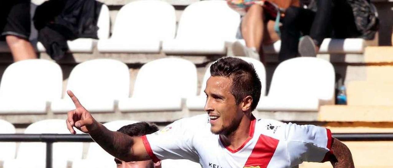 Óscar Trejo celebra uno de sus goles con el Rayo Vallecano.