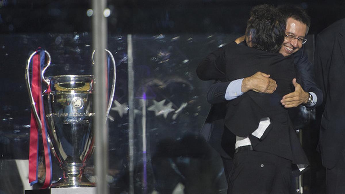Josep Maria Bartomeu felicita a Luis Enrique tras ganar la Champions en Berlín