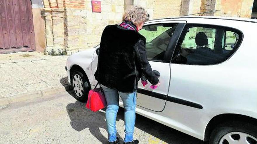 María Teresa Andrés se dispone a abrir su coche actual para desplazarse a Pozoantiguo. | M. J. C.