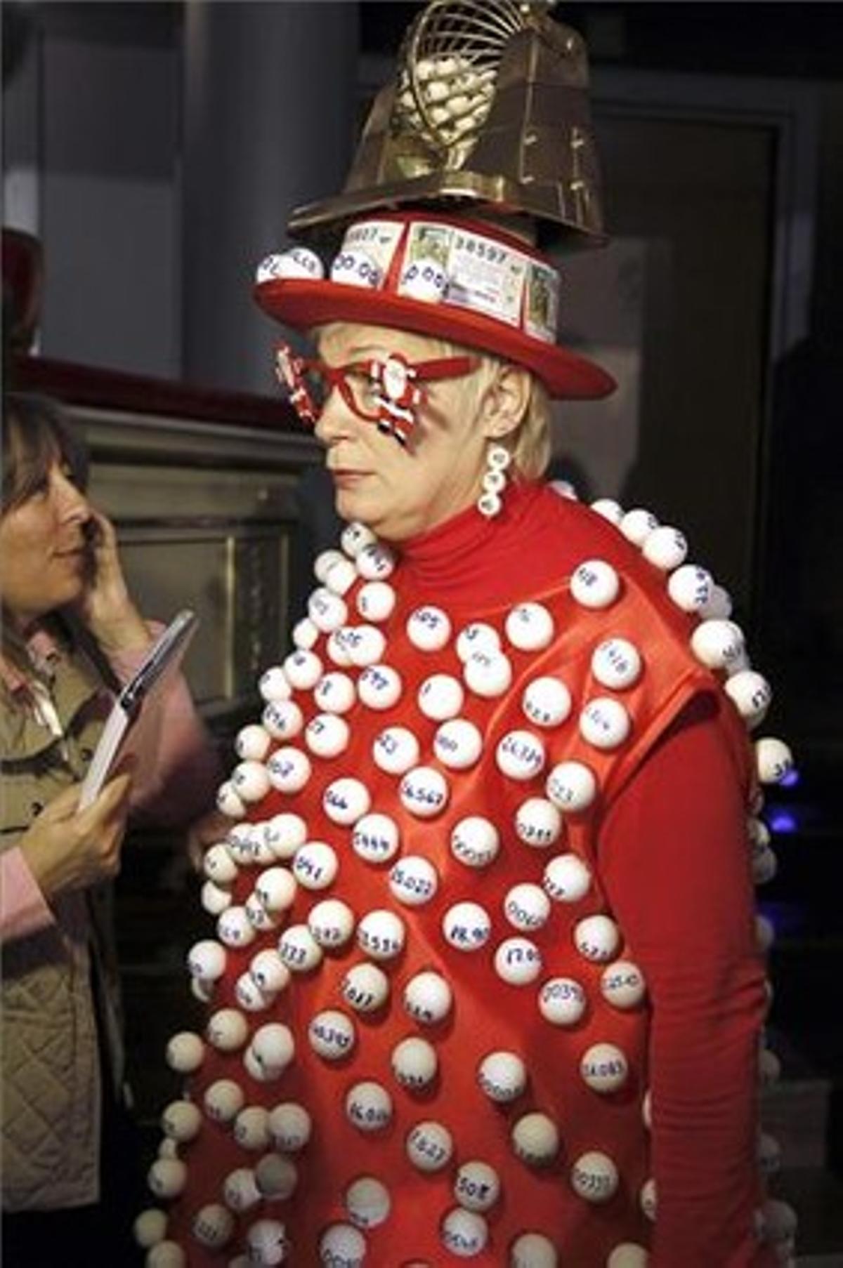 Mujer disfrazada con bolas de loteria.