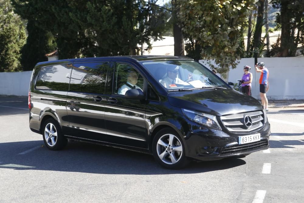 Tomeu Català, el cura de la boda llegando al evento.