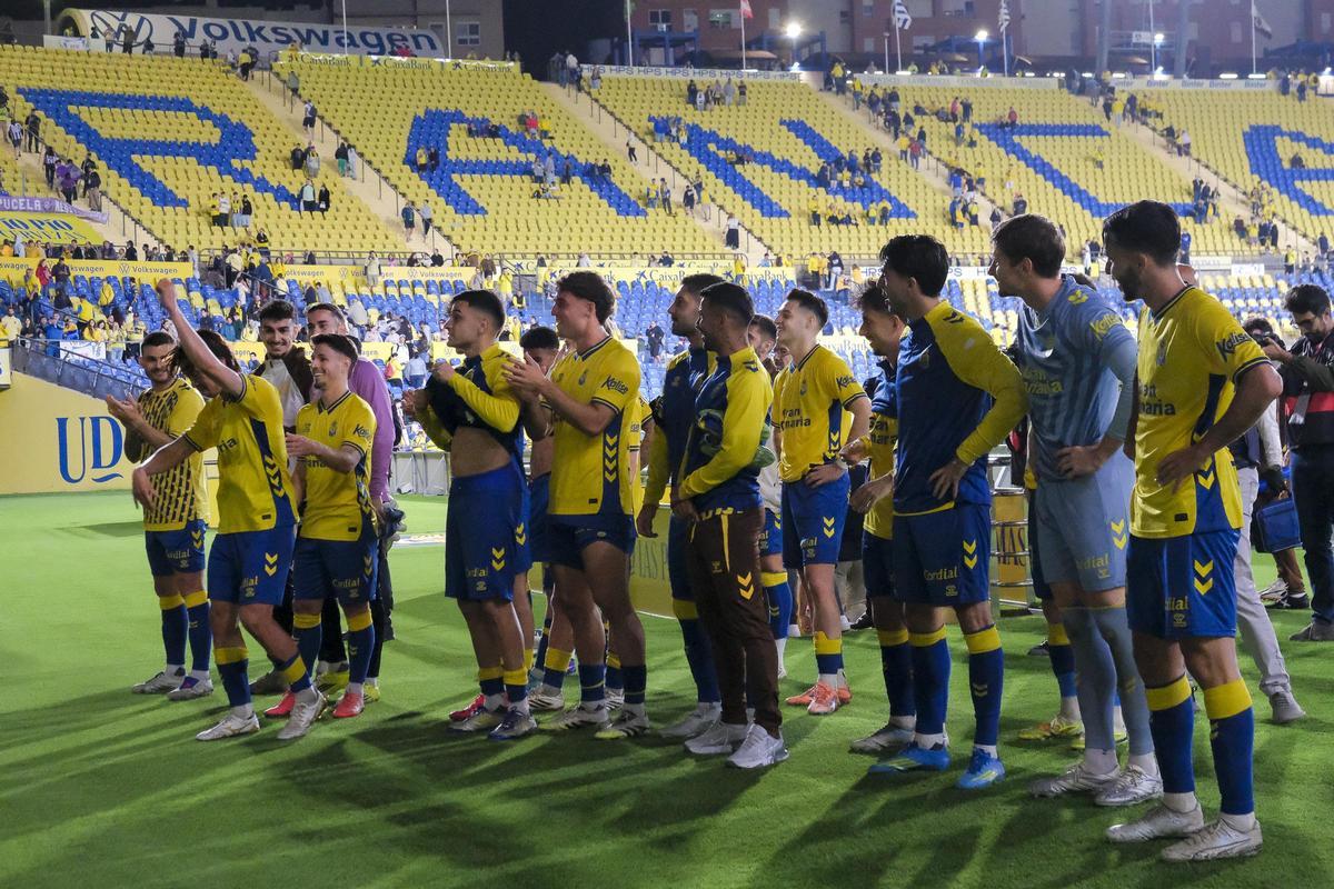 Los jugadores de la UD agradecen el apoyo a la Naciente tras el encuentro ante el Valladolid