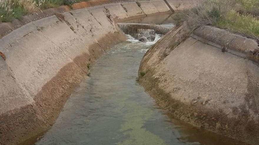 En la imagen, un tramo del canal de San José con el agua que acumula en los últimos días.