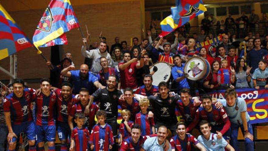 El Levante UD FS celebra la permanencia junto a sus aficionados