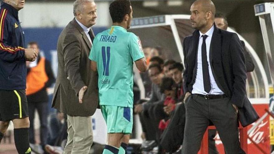 Guardiola junto a Alcántara tras la expulsión del jugador.