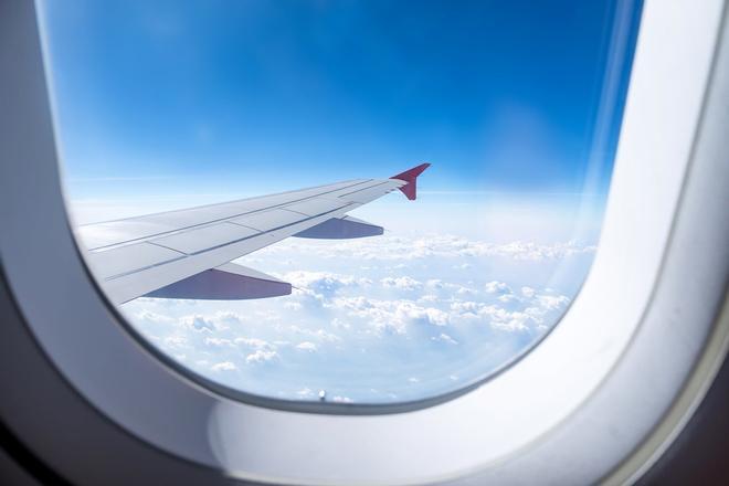 A través de la ventana de un avión que sobrevuela el horizonte