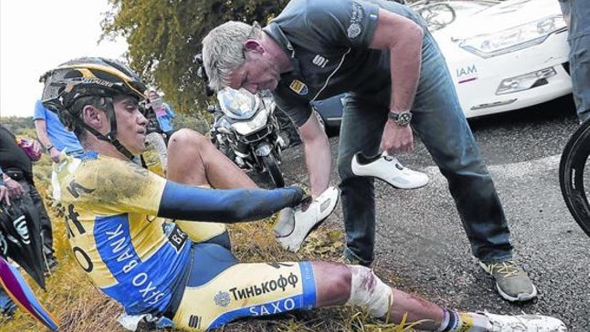 Contador recibe atención médica tras sufrir la caída que la forzó a abandonar el Tour en la etapa de ayer por una fractura en la tibia.