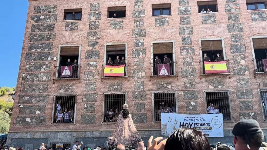 Las hermanas pobres de Algezares cantan a la Virgen de la Fuensanta a su llegada al Santuario