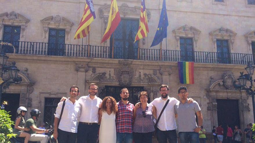 Palma de Mallorca hisst die Regenbogen-Flagge