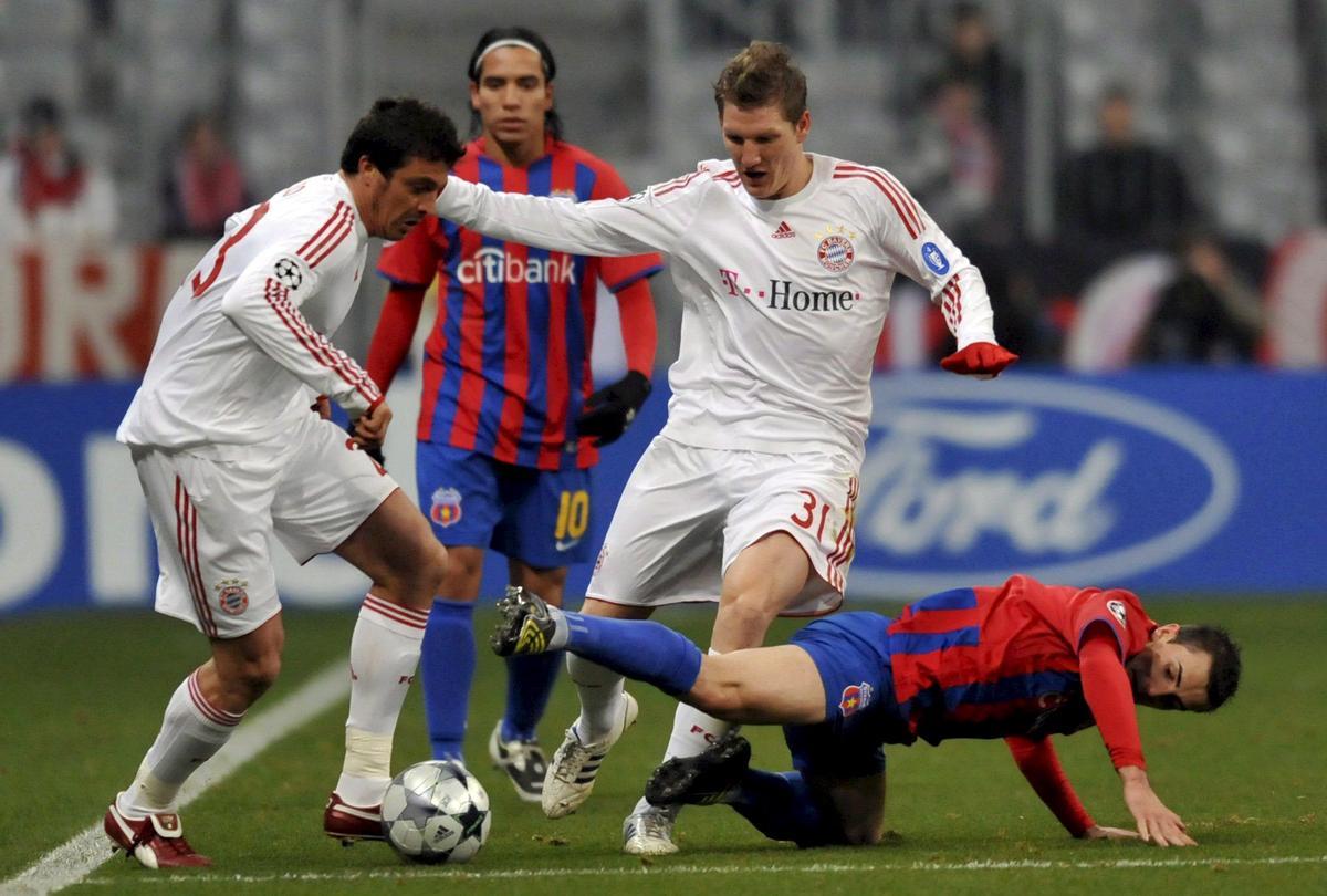 Dayro Moreno, en segundo planto, durante un partido del Steaua ante el Bayern Múnich (0-1)