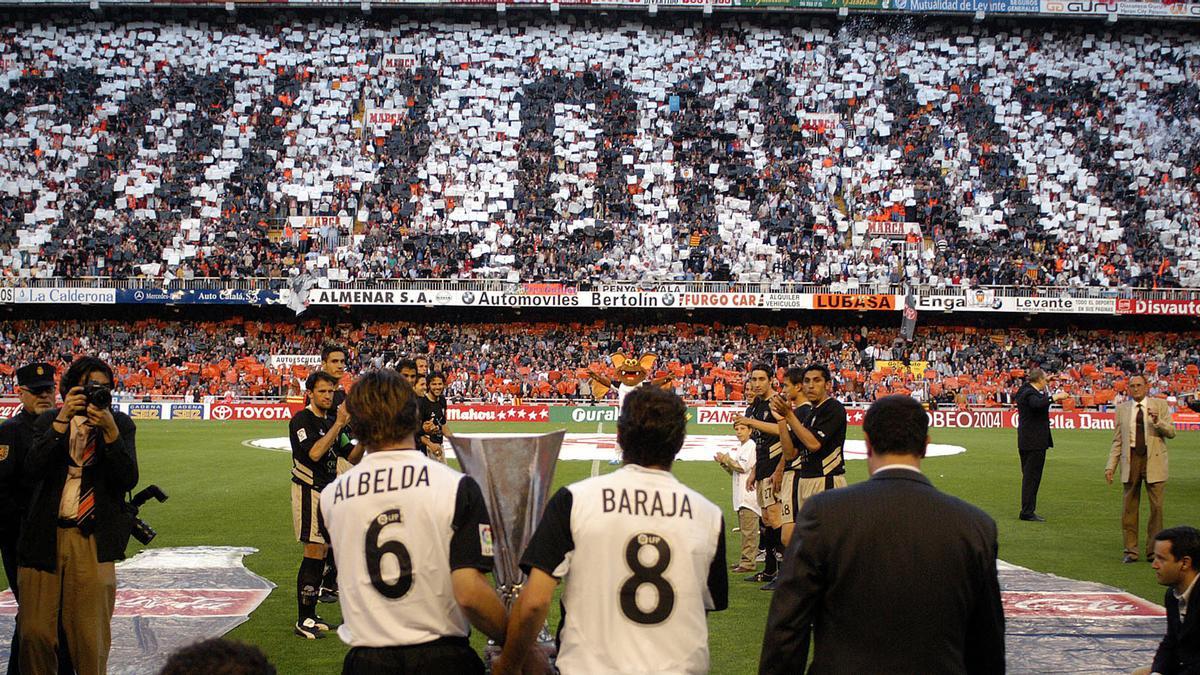 Albelda y Baraja saltan al terreno de juego de Mestalla con la Copa de la UEFA