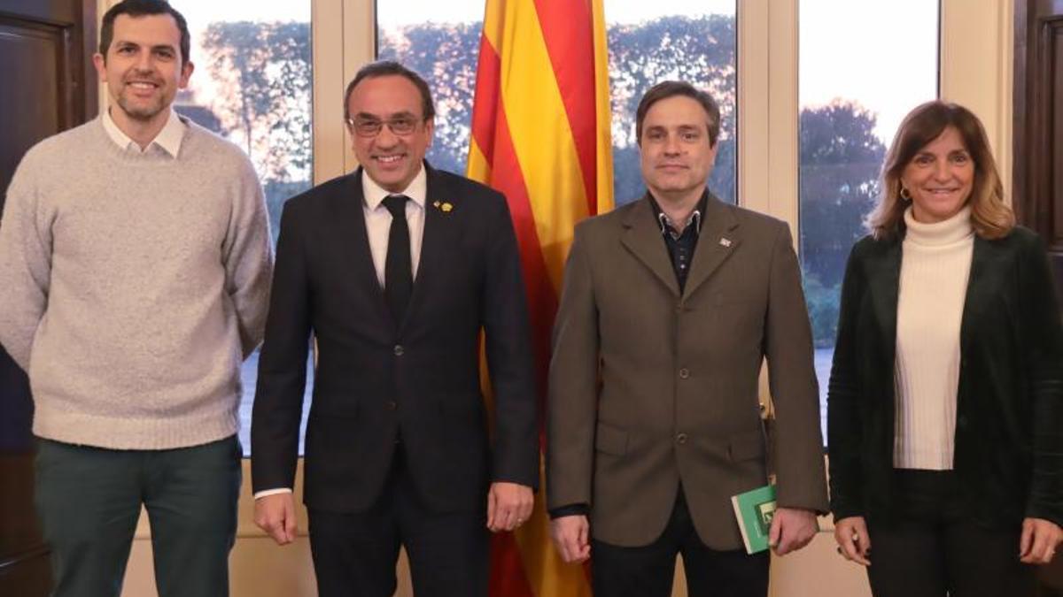 El presidente del Parlament, Josep Rull, y la secretaria primera, Glòria Freixa, se reunen con respresentantes de la comisión promotora de la ILP de la declaración de independència