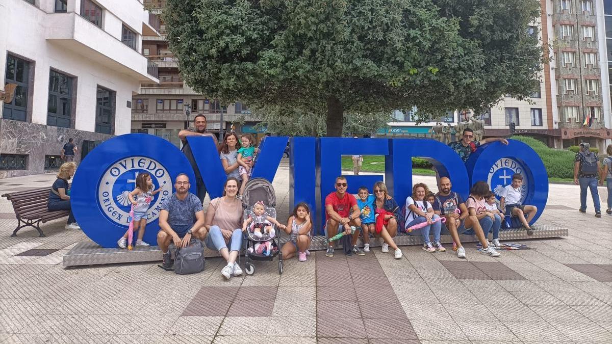 De pie, de izquierda a derecha, Gabriel García, María José Blanes y Miguel Ángel Clemente. Sentados, por la izquierda, Andrés Herrero, Juli Esteban, Demetrio Algarra,Eli Martínez y, a la derecha del todo, Ana María Ganga, con sus hijos, en las letronas de Oviedo.