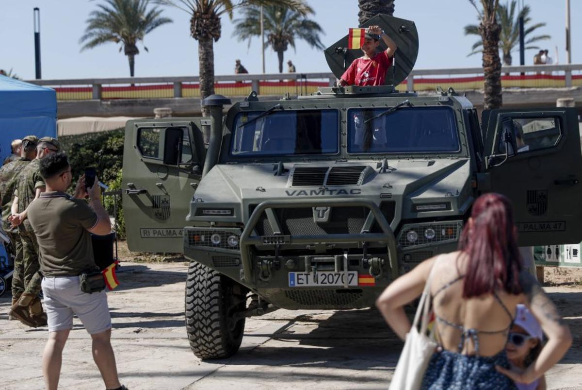 Exposición de vehículos y tecnología militar.