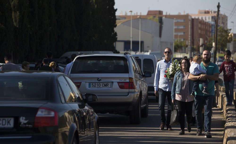 Homenaje a los difuntos en el cementerio de Castelló