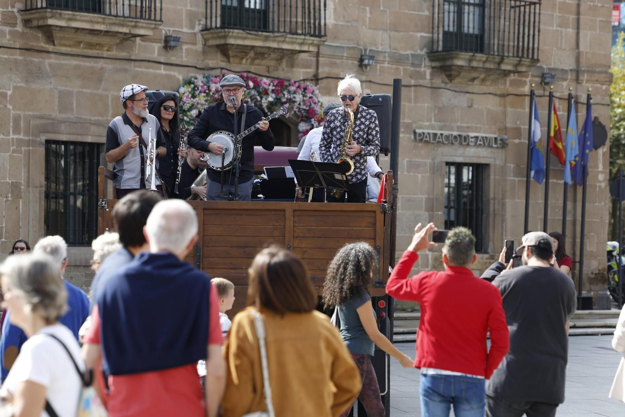 EN IMÁGENES: Así fue el concierto ambulante de jazz por las calles del casco histórico de Avilés