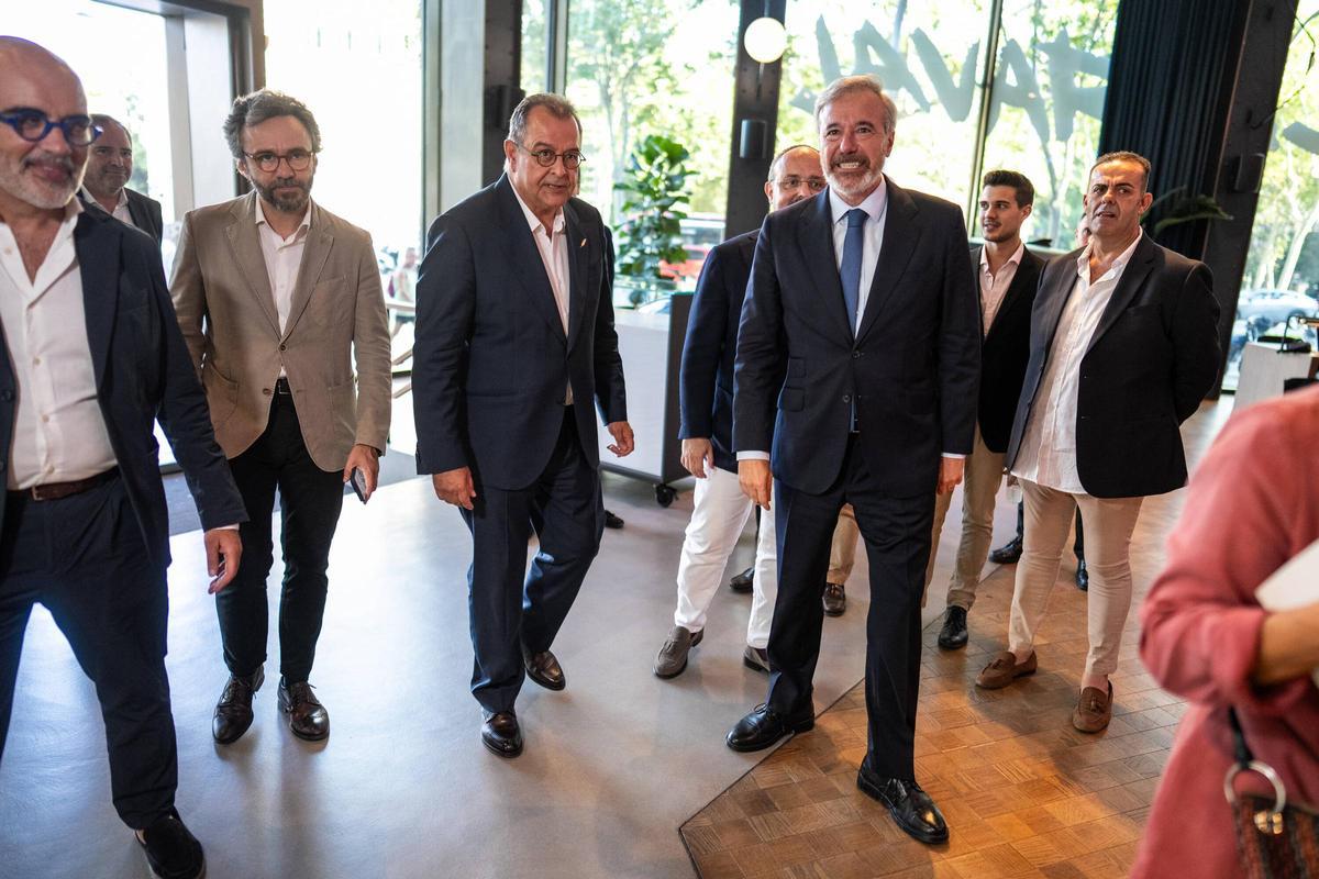 El presidente del Gobierno de Aragón, Jorge Azcón, y Albert Sáez, director de Contenidos de Prensa Ibérica, participan en un encuentro del ciclo Afterwork celebrado en Barcelona