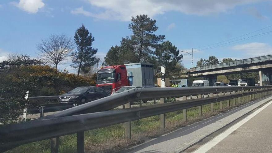 Retirado el camión y la carga desparramada en la &quot;Y&quot;