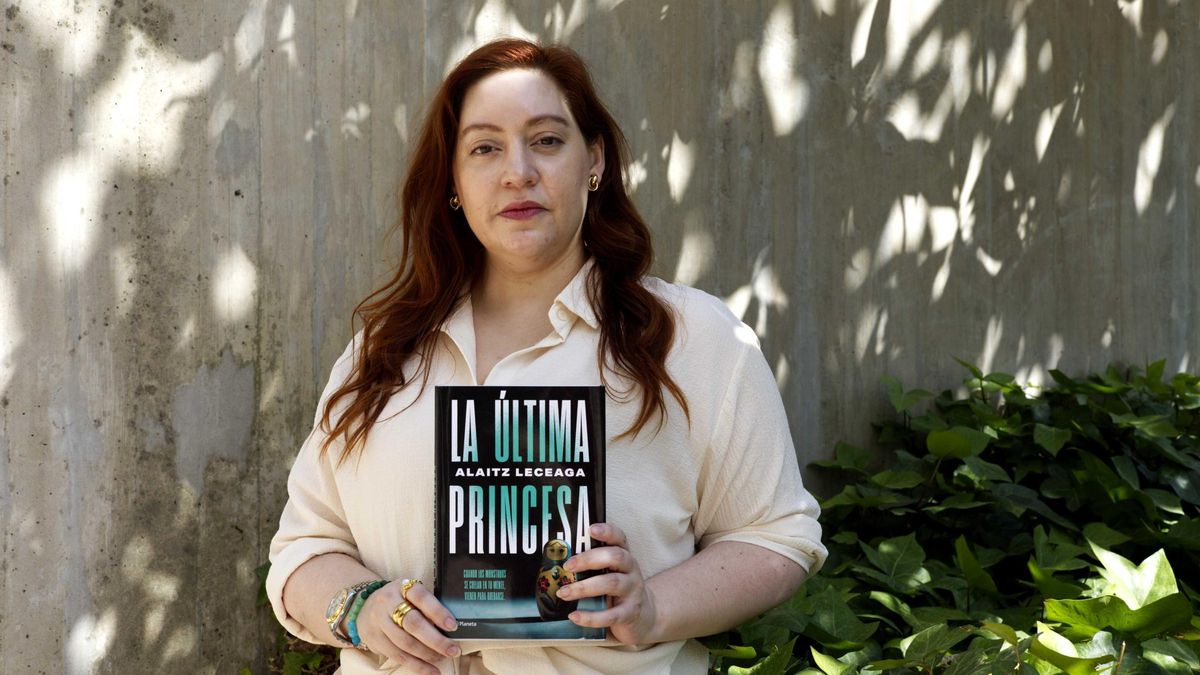 La escritora Alaitz Leceaga posa el pasado jueves con su novela en las inmediaciones de este diario.
