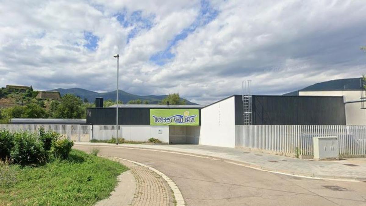 L'Institut La Valira, al costat del riu del mateix nom, a la Seu d'Urgell