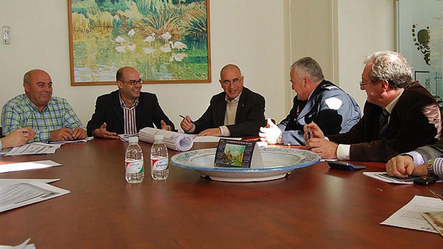 Actuaciones. Imagen del equipo de gobierno reunido con técnicos y personal del Ayuntamiento.