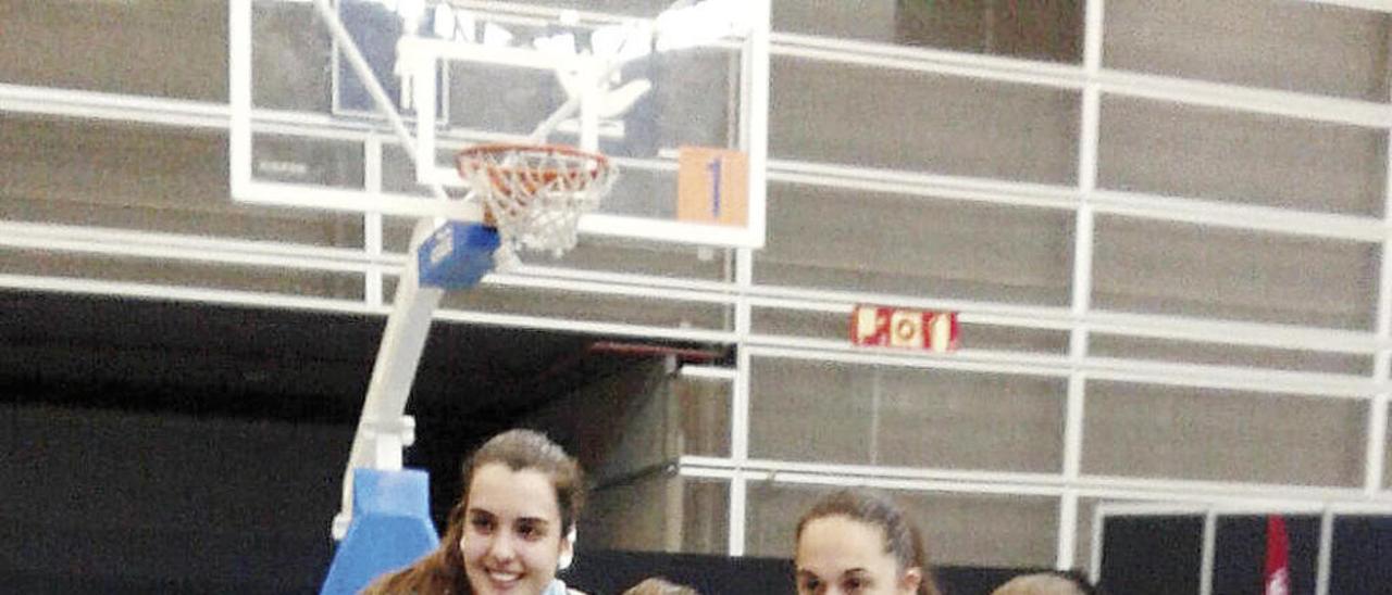 Candela Hermida, primera por la derecha, con sus compañeras de la selección gallega júnior de baloncesto 3x3, tras ganar el título.