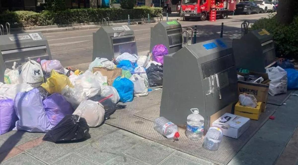 Contenedores saturados de bolsas de basura, este verano, en Marbella.