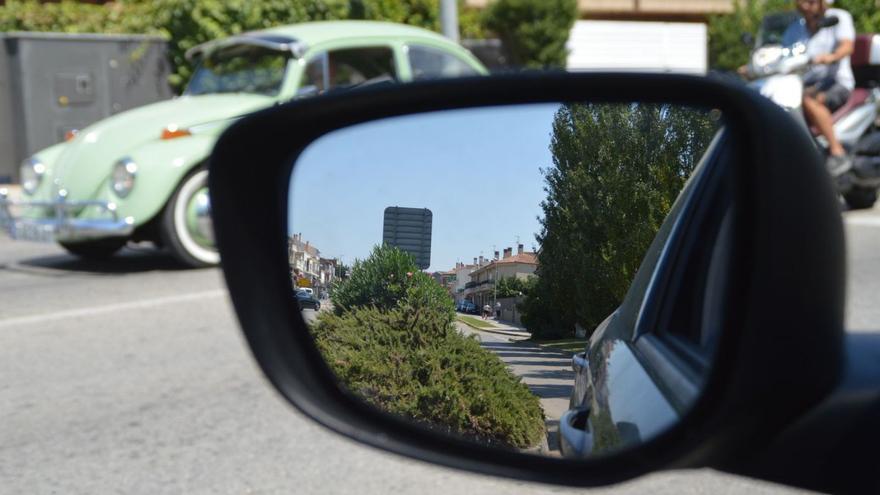 L’enjardinament impedeix la visibilitat als conductors en un vial entre Figueres i Vilafant
