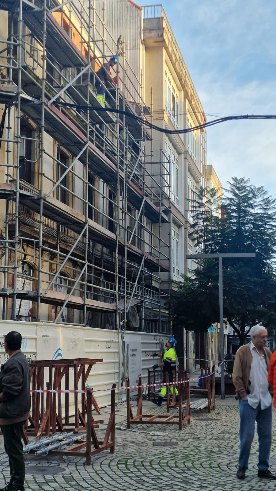 Así se desmontan los andamios en el edificio protegido del centro de Vilagarcía, cuya reconstrucción está a medias y fue paralizada por el Concello hace un año.