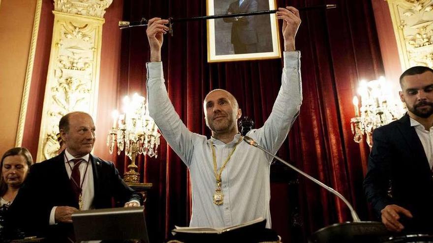 Gonzalo Pérez Jácome, con el bastón de mando, después de ser elegido nuevo alcalde del Concello de Ourense. // Brais Lorenzo